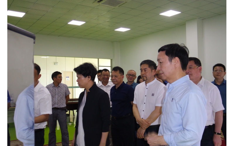 市委副書記、市長(zhǎng)張迎春走訪智能制造企業(yè)，來我司調(diào)研，與我司高層領(lǐng)導(dǎo)親切會(huì)面。
